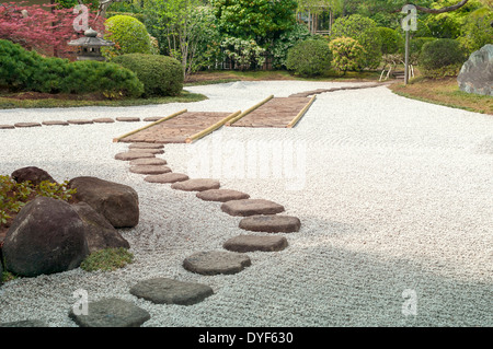 Japanischer Zen-Garten mit malerischen Stein Weg Stockfoto