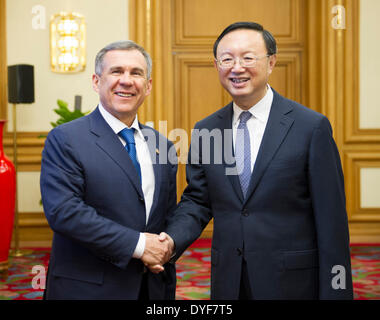 Peking, China. 16. April 2014. Chinese State Councilor Yang Jiechi (R) trifft sich mit Rustam Minnikhanov, Präsident der russischen Republik Tatarstan, in Peking, Hauptstadt von China, 16. April 2014. © Xie Huanchi/Xinhua/Alamy Live-Nachrichten Stockfoto