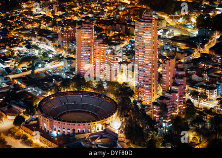 Santamaría Stierkampfarena (Plaza de Toros de Santamaría) in Bogotá, Kolumbien. Luftaufnahme in der Nacht. Stockfoto