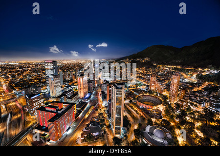 Panoramablick Nachtansicht von Bogota, der Hauptstadt Kolumbiens. Luftaufnahme der Avenida Carrera Septima und der Stierkampfarena. Stockfoto