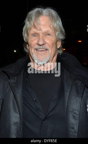 Kris Kristofferson Autogramme vor Olympia Theatre in Dublin. Der Schauspieler und Country-Musik-Star bekannt für seine Hits "Me and Bobby McGee" "For the Good Times" können das Tragen einer Handgelenkbandage nach seinem Auftritt in der irischen Hauptstadt gesehen werden. Featurin Stockfoto