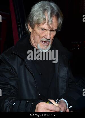 Kris Kristofferson Autogramme vor Olympia Theatre in Dublin. Der Schauspieler und Country-Musik-Star bekannt für seine Hits "Me and Bobby McGee" "For the Good Times" können das Tragen einer Handgelenkbandage nach seinem Auftritt in der irischen Hauptstadt gesehen werden. Featurin Stockfoto