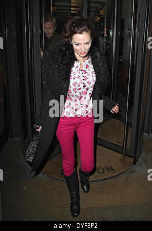 Paparazzi voller Länge roten Mantel Schauspielerin Lippenstift dunkle Haare braune Haare Stiefel Stockfoto