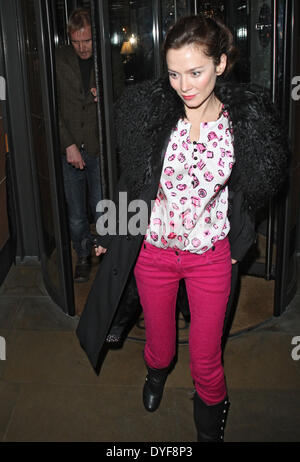 Paparazzi voller Länge roten Mantel Schauspielerin Lippenstift dunkle Haare braune Haare Stiefel Stockfoto
