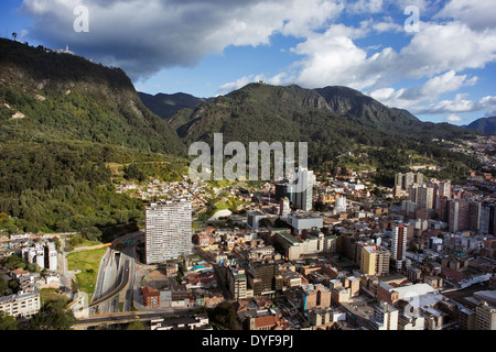 Panoramablick von Bogotá, der Hauptstadt Kolumbiens. Luftaufnahme des Zentrums von Bogota und den Berg Monserrate (Kirche) Stockfoto