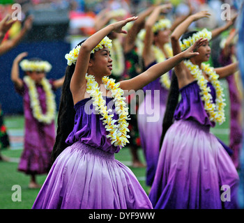 Traditionelle Tänzer hawaiianische Hula als ein leichter Regen 17. Januar 2013 in Honolulu, Hawaii fällt. Stockfoto