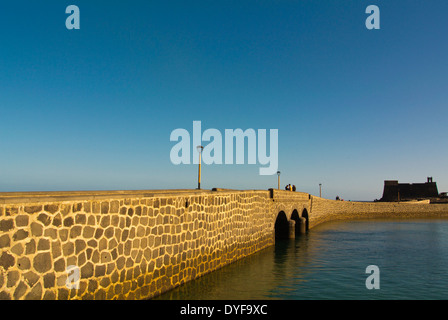 Puente de Las Bolas Brücke und Castillo de San Gabriel Schloss, Arrecife, Lanzarote, Kanarische Inseln, Spanien, Europa Stockfoto