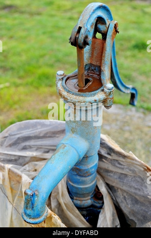 Alt und rostig manuelle Wasserpumpe Stockfoto