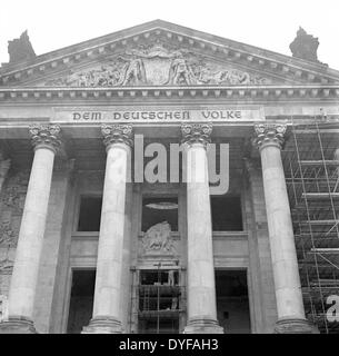 Die ersten Reparaturen erfolgen auf das Reichstagsgebäude, die während des zweiten Weltkriegs in Berlin, Deutschland, Dezember 1958 beschädigt wurde. Foto: Zbarchiv - NO-Draht-SERVICE Stockfoto