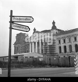 Die ersten Reparaturen erfolgen auf das Reichstagsgebäude, die während des zweiten Weltkriegs in Berlin, Deutschland, Dezember 1958 beschädigt wurde. Foto: Zbarchiv - NO-Draht-SERVICE Stockfoto