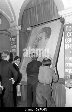 Auffallend Reich Bahnbedienstete dringen in den Büros der Deutschen Reichsbahn (Staatsbahn) Sitz auf Schoeneberger Ufer 1-3 und nehmen Sie ein Stalin-Porträt von der Mauer in Berlin, Deutschland, im Jahr 1949. Am 21. Mai 1949 die unabhängigen union Opposition genannt UGO für eine Bahn-Streik in westlichen Sektoren. Etwa 13.000 Bahnbedienstete Leben in West-Berlin Wint streiken für Löhne in westlichen DM. Foto: Zbarchiv - NO-Draht-SERVICE Stockfoto