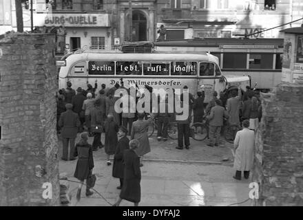 Berliner Welle als der erste interzone Bus nach Ende der Berlin-Blockade am 12. Mai 1949 auf der interzone Autobahn nach Hannover in Berlin, Deutschland, 12. Mai 1949 fährt. Foto: Zbarchiv - NO-Draht-SERVICE Stockfoto