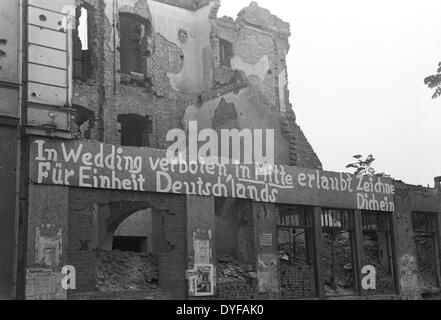 Ein Schild mit der Aufschrift "verboten in Hochzeit erlaubt in Mitte - wählen Sie für die Einheit Deutschlands", während des Referendums, gesponsert von der deutschen Volksrates in den sowjetischen Sektor an der Kreuzung zwischen der französischen und sowjetischen Sektoren an der Bernauer Straße und Brunnenstraße in Berlin, Deutschland, im Mai / Juni 1948. Foto: Zbarchiv - NO-Draht-SERVICE Stockfoto