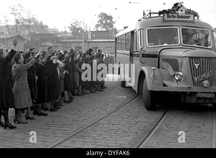 Berliner Welle als der erste interzone Bus nach Ende der Berlin-Blockade am 12. Mai 1949 auf der interzone Autobahn nach Hannover in Berlin, Deutschland, 12. Mai 1949 fährt. Foto: Zbarchiv - NO-Draht-SERVICE Stockfoto