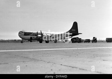 Eine Boeing b-29 Superfortress, ein Langstrecken-Bomber von der US Air Force auf dem Flughafen Tempelhof in Berlin, Deutschland, 1949. Die größten und leistungsfähige Bomber aus dem zweiten Weltkrieg diente auch im August 1945 die Atombomben auf Hiroshima und Nagasaki fallen. Foto: Zbarchiv - NO-Draht-SERVICE Stockfoto