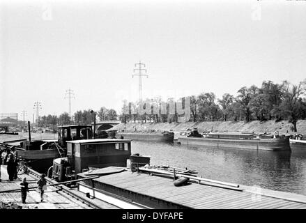 Alltag im Westhafen in Berlin im Jahr 1948. Stockfoto