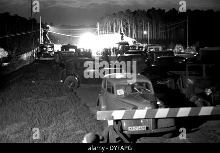 Ende der Berlin-Blockade - Autos an einer Schranke in der Nacht die Aufhebung der Berlin-Blockade am 12. Mai 1949. Stockfoto