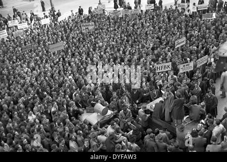 Im Rahmen der Einführung der Deutschen Mark protestieren Studenten für ein 1:1 Austausch von der Ostmark in der West-Mark. "DM-West. Aber die Studenten Haben Nur DM-Ost. Wer Tauscht 1:1 "(übersetzt als" DM West. Aber Studenten haben nur DM Ost. Wer ändert 1:1 "), es steht auf einem Plakat geschrieben. Foto: Zbarchiv - blockiert für Bildübertragung Stockfoto