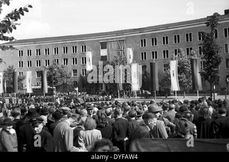 Jubiläum der Berliner Luftbrücke in Berlin-Tempelhof, 1950. vor 50 Jahren, am 24. Juni 1948, verhängte die UdSSR eine Blockade über Berlin als Reaktion auf die Währungsreform. Alle Land- und Wasserwege waren für Personen- und Güterverkehr zwischen West-Berlin und der Bundesrepublik Deutschland blockiert. Die Versorgung der West-Berliner Bevölkerung und den westlichen Besatzungszonen fand durch eine Luftbrücke von den USA und Großbritannien gegründet. Stockfoto