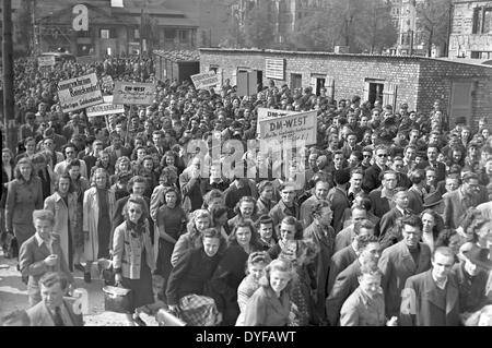 Im Rahmen der Einführung der Deutschen Mark protestieren Studenten für ein 1:1 Austausch von der Ostmark in der West-Mark. "DM-West. Aber die Studenten Haben Nur DM-Ost. Wer Tauscht 1:1 "(übersetzt als" DM West. Aber Studenten haben nur DM Ost. Wer ändert 1:1 "), es steht auf einem Plakat geschrieben. Foto: Zbarchiv - blockiert für Bildübertragung Stockfoto