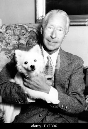 Der ehemalige deutsche Kronprinz Wilhelm von Preußen sitzt mit seinem Hund Coco in Hechingen, Deutschland, September 1948. Fotoarchiv für Zeitgeschichtee - KEIN KABELDIENST Stockfoto