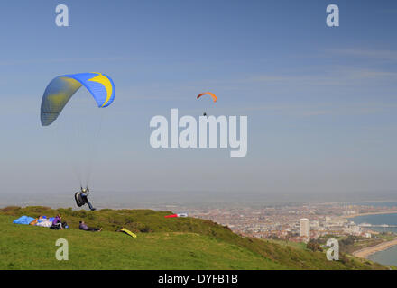 Beachy Head, Eastbourne, East Sussex, Großbritannien..16. April 2014..Gleitschirmflieger nutzen die steife Brise aus dem Süden über Eastbourne an der Sussex Coast. Stockfoto