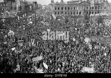 Eine Demonstration durch die kostenlose DGB auf Unter Den Linden in der SBZ mit dem Zeughaus im rechten Hintergrund in Berlin, Deutschland, 1. Mai 1949. Foto: Zbarchiv - NO-Draht-SERVICE Stockfoto