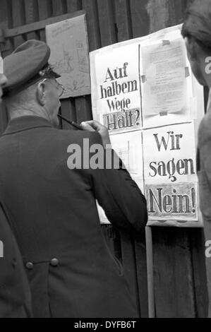 Arbeiter der DDR-Staatsbahn bei der Wahl stimmen über die Fortsetzung des Streiks in eine Wahlurne in West-Berlin - "auf halbem Wege stoppen? -Wir sa keine! "steht auf einem Plakat, Foto, aufgenommen am 2. Juni 1949. Der gesamte Bahnbetrieb und Infrastruktur Berlins wurden die DDR-Staatsbahn (Deutsche Reichsbahn, DR), von der sowjetischen Besatzungszone bis 1949 untergeordnet. Am 21. Mai 1949 Tarifkonflikts Gewerkschaftsopposition UGO in den Westsektoren aufgerufen, um zu schlagen. Rund 13.000 Reichsbahner (Arbeiter der DDR-Staatsbahn) in West-Berliner Leben Stockfoto