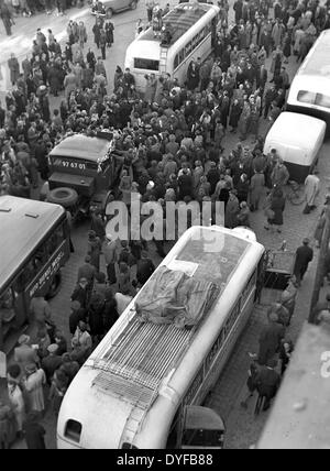 Eine Menge von Peole umgibt den ersten Interzonenturnier Bus am Busbahnhof Berlin Charlottenburg, die von Berlin nach Hannover nach dem Lifing der Berlin-Blockade am 12. Mai 1949 antreibt. Stockfoto