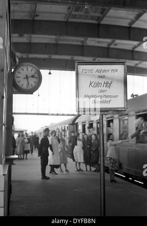 Nach der Aufhebung der Berlin-Blockade am 12. Mai 1949, aufzeichnen Fotografen und Kameraleute die Abfahrt des ersten Interzonenturnier Zuges FD 112 nach Köln und Berlin Zoologischer Garten Bahnhof, am selben Tag. Stockfoto
