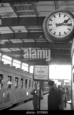 Nach der Aufhebung der Berlin-Blockade am 12. Mai 1949, aufzeichnen Fotografen und Kameraleute die Abfahrt des ersten Interzonenturnier Zuges FD 112 nach Köln und Berlin Zoologischer Garten Bahnhof, am selben Tag. Stockfoto