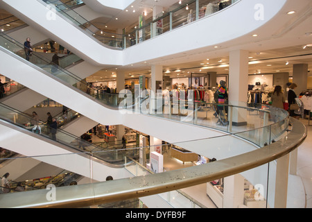 Die wichtigsten Rolltreppen im Kaufhaus Peter Jones im Besitz von John Lewis Partnership, gelegen am Sloane Square in Chelsea London UK Stockfoto