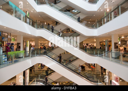 Die wichtigsten Rolltreppen im Kaufhaus Peter Jones im Besitz von John Lewis Partnership, gelegen am Sloane Square in Chelsea London UK Stockfoto