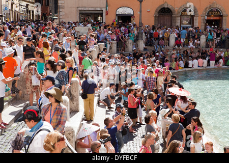 Massen von Touristen werfen Münzen und selfies am Rande der Trevi-Brunnen in Rom Stockfoto