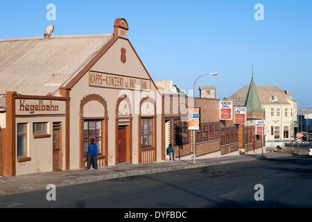 Lüderitz, Namibia. 12. Januar 2011. Historische Gebäude in Lüderitz, Namibia, 12. Januar 2011. (L-R) der ehemaligen Kegelbahn und den Kapps Konzertsaal und Ballsaal. Goerke House kann im Hintergrund zu sehen. Die Stadt ist benannt nach ein Tabak-Händler aus Bremen. Foto: Tom Schulze - NO WIRE SERVICE – / Dpa/Alamy Live News Stockfoto