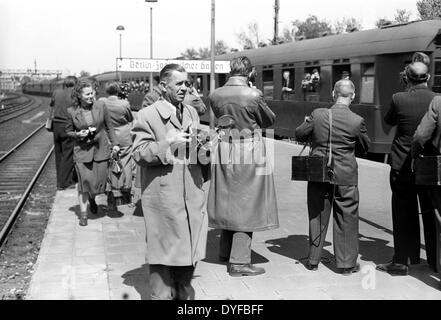 Nach der Aufhebung der Berlin-Blockade am 12. Mai 1949, aufzeichnen Fotografen und Kameraleute die Abfahrt des ersten Interzonenturnier Zuges FD 112 nach Köln und Berlin Zoologischer Garten Bahnhof, am selben Tag. Stockfoto