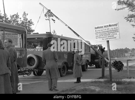 Nach der Aufhebung der Berlin-Blockade am 12. Mai 1949, kreuzt die erste Interzonenturnier Bus die sowjetische Prüfpunkt Richtung West-Berlin, von Berlin nach Hannover, am selben Tag. Stockfoto