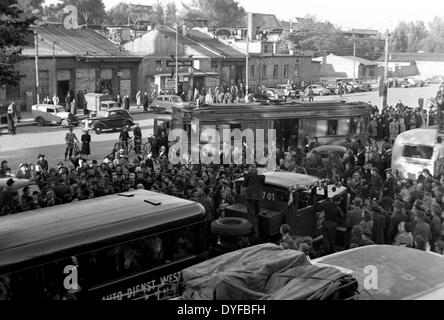 Eine Menge von Peole umgibt den ersten Interzonenturnier Bus am Busbahnhof Berlin Charlottenburg, die von Berlin nach Hannover nach dem Lifing der Berlin-Blockade am 12. Mai 1949 antreibt. Stockfoto