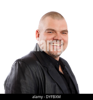 haarlose lächelnder Mann in schwarzer Lederjacke auf weißem Hintergrund Stockfoto