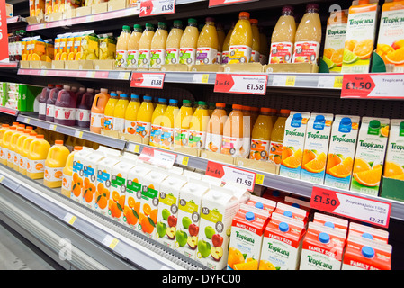 Fruchtsaft für den Verkauf in Morrisons Supermarkt, Newport, South Wales, UK. Stockfoto