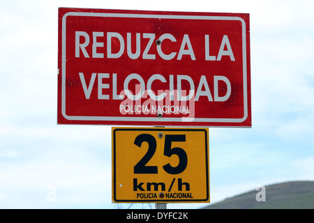 Ein Schild zeigt eine Reduzierung der Höchstgeschwindigkeit auf der Autobahn in der Nähe von Ibarra, Ecuador Stockfoto