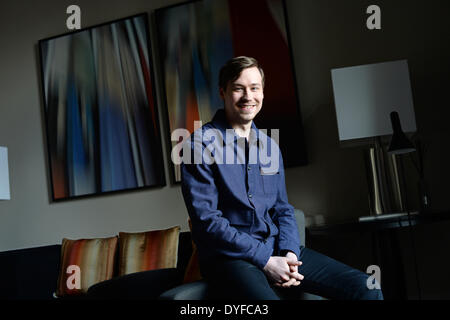 Berlin, Deutschland. 15. April 2014. EXKLUSIVE - deutsche Schauspieler David Kross stellt während einer Foto-Session im Hotel de Rome in Berlin, Deutschland, 15. April 2014. Er spielt der Sonnenkönig Louis XIV in dem französischen Film "Angelique", die am 29. Mai 2014 heraus kommt. Foto: JENS KALAENE/Dpa/Alamy Live News Stockfoto