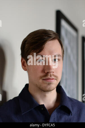 Berlin, Deutschland. 15. April 2014. EXKLUSIVE - deutsche Schauspieler David Kross stellt während einer Foto-Session im Hotel de Rome in Berlin, Deutschland, 15. April 2014. Er spielt der Sonnenkönig Louis XIV in dem französischen Film "Angelique", die am 29. Mai 2014 heraus kommt. Foto: JENS KALAENE/Dpa/Alamy Live News Stockfoto