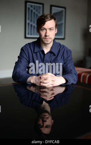 Berlin, Deutschland. 15. April 2014. EXKLUSIVE - deutsche Schauspieler David Kross stellt während einer Foto-Session im Hotel de Rome in Berlin, Deutschland, 15. April 2014. Er spielt der Sonnenkönig Louis XIV in dem französischen Film "Angelique", die am 29. Mai 2014 heraus kommt. Foto: JENS KALAENE/Dpa/Alamy Live News Stockfoto