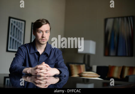 Berlin, Deutschland. 15. April 2014. EXKLUSIVE - deutsche Schauspieler David Kross stellt während einer Foto-Session im Hotel de Rome in Berlin, Deutschland, 15. April 2014. Er spielt der Sonnenkönig Louis XIV in dem französischen Film "Angelique", die am 29. Mai 2014 heraus kommt. Foto: JENS KALAENE/Dpa/Alamy Live News Stockfoto