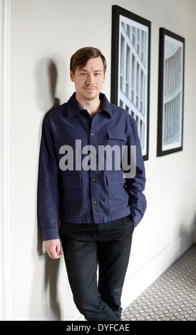 Berlin, Deutschland. 15. April 2014. EXKLUSIVE - deutsche Schauspieler David Kross stellt während einer Foto-Session im Hotel de Rome in Berlin, Deutschland, 15. April 2014. Er spielt der Sonnenkönig Louis XIV in dem französischen Film "Angelique", die am 29. Mai 2014 heraus kommt. Foto: JENS KALAENE/Dpa/Alamy Live News Stockfoto