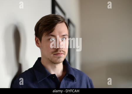 Berlin, Deutschland. 15. April 2014. EXKLUSIVE - deutsche Schauspieler David Kross stellt während einer Foto-Session im Hotel de Rome in Berlin, Deutschland, 15. April 2014. Er spielt der Sonnenkönig Louis XIV in dem französischen Film "Angelique", die am 29. Mai 2014 heraus kommt. Foto: JENS KALAENE/Dpa/Alamy Live News Stockfoto