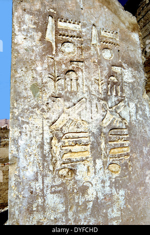 Tempel von Ramses III (1198-1167 v. Chr. – XX ° Dyn.) bei Medinet Habu:hierogliphs in den königlichen Palast. Stockfoto