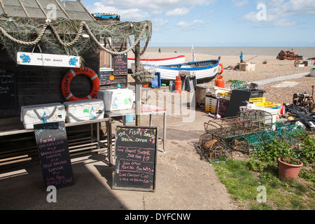 Angelboote/Fischerboote und Ausrüstung am Strand von Aldeburgh, Suffolk, England Stockfoto