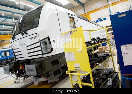 München, Deutschland. 16. April 2014. Eine neue Vectron-Lokomotive im Lok-Werk in München, Deutschland, 16. April 2014. Hermann war bei seinem Besuch in Siemens über die Lokomotive Unternehmen lernen. Foto: SVEN HOPPE/Dpa/Alamy Live News Stockfoto